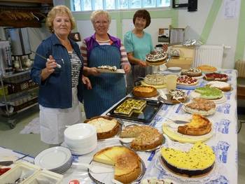 Dienst am Kuchenbuffet