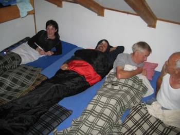 Gruppenbild
Blick ueber Mittenwald
Rast auf der Mittenwalder Huette
Soiernseen mit Soiernhaus
Schlafen auf im Soiernhaus
Soiernspitze