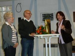 Anke Aberle (links) und Axel Lospichl werden von Gudrun Meier für ihr großes Engagement geehrt.
Alle haben den Wander-Fitness-Pass erfolgreich erwandert.