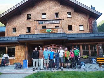 Krimmler Wasserfälle
Gruppenfoto
Krimmler Achental
Abstieg von der Richterhütte
Pferde im Schnee an der Rainbachalm