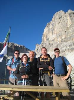 Alle Teilnehmer
Leiter an der Nivesscharte
Gegenverkehr im Klettersteig
Pisciaduhütte