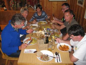 Gruppenfoto vor toller Kulisse
Rast nach dem Aufstieg durch die Bärenfalle
Gemütlicher Hüttenabend
Die Vajolettürme
Prächtige Ausblicke unterwegs Gruppenfoto vor toller Kulisse
Rast nach dem Aufstieg durch die Bärenfalle
Gemütlicher Hüttenabend
Die Vajolettürme
Prächtige Ausblicke unterwegs