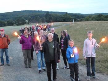 Fackelzug zum Sonnenwendfeuer