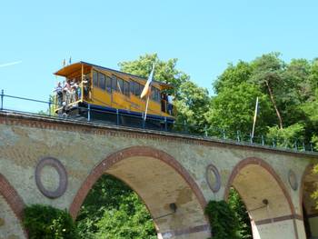 Wandergruppe vor dem Wiesbadener Kurhaus
Nerobergbahn