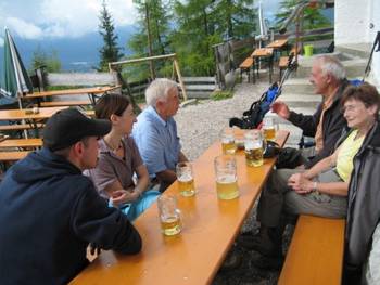 Gruppenbild
Blick ueber Mittenwald
Rast auf der Mittenwalder Huette
Soiernseen mit Soiernhaus
Schlafen auf im Soiernhaus
Soiernspitze