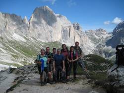 Gruppenfoto vor toller Kulisse
Rast nach dem Aufstieg durch die Bärenfalle
Gemütlicher Hüttenabend
Die Vajolettürme
Prächtige Ausblicke unterwegs