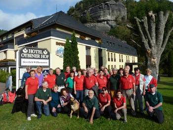 Gruppe vor dem Hotel „Oybiner Hof“
Felsformation „Teekanne“