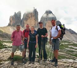 Gruppenfoto mit den Drei Zinnen im Hintergrund