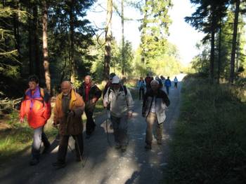 Ansprache von Bertram Huke
Wandergruppe unterwegs
Gedenkfeier am Stockborn