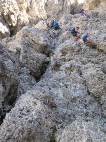 Alle Teilnehmer
Leiter an der Nivesscharte
Gegenverkehr im Klettersteig
Pisciaduhütte