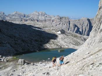 Alle Teilnehmer
Leiter an der Nivesscharte
Gegenverkehr im Klettersteig
Pisciaduhütte