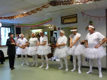 Hausener Panda-Bärchen
Männerballett: Schwanensee
Taunusklubchor live
Die Fahranfängerin
Der Kartoffelprinz Hausener Panda-Bärchen
Männerballett: Schwanensee
Taunusklubchor live
Die Fahranfängerin
Der Kartoffelprinz