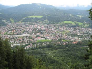 Gruppenbild
Blick ueber Mittenwald
Rast auf der Mittenwalder Huette
Soiernseen mit Soiernhaus
Schlafen auf im Soiernhaus
Soiernspitze