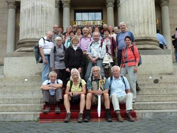 Wandergruppe vor dem Wiesbadener Kurhaus
Nerobergbahn