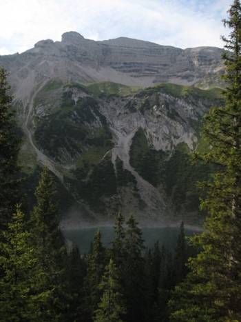 Gruppenbild
Blick ueber Mittenwald
Rast auf der Mittenwalder Huette
Soiernseen mit Soiernhaus
Schlafen auf im Soiernhaus
Soiernspitze