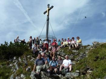 Abmarschbereit beim Hammerwirt
Am Gipfelkreuz des Hochfelln 1671m